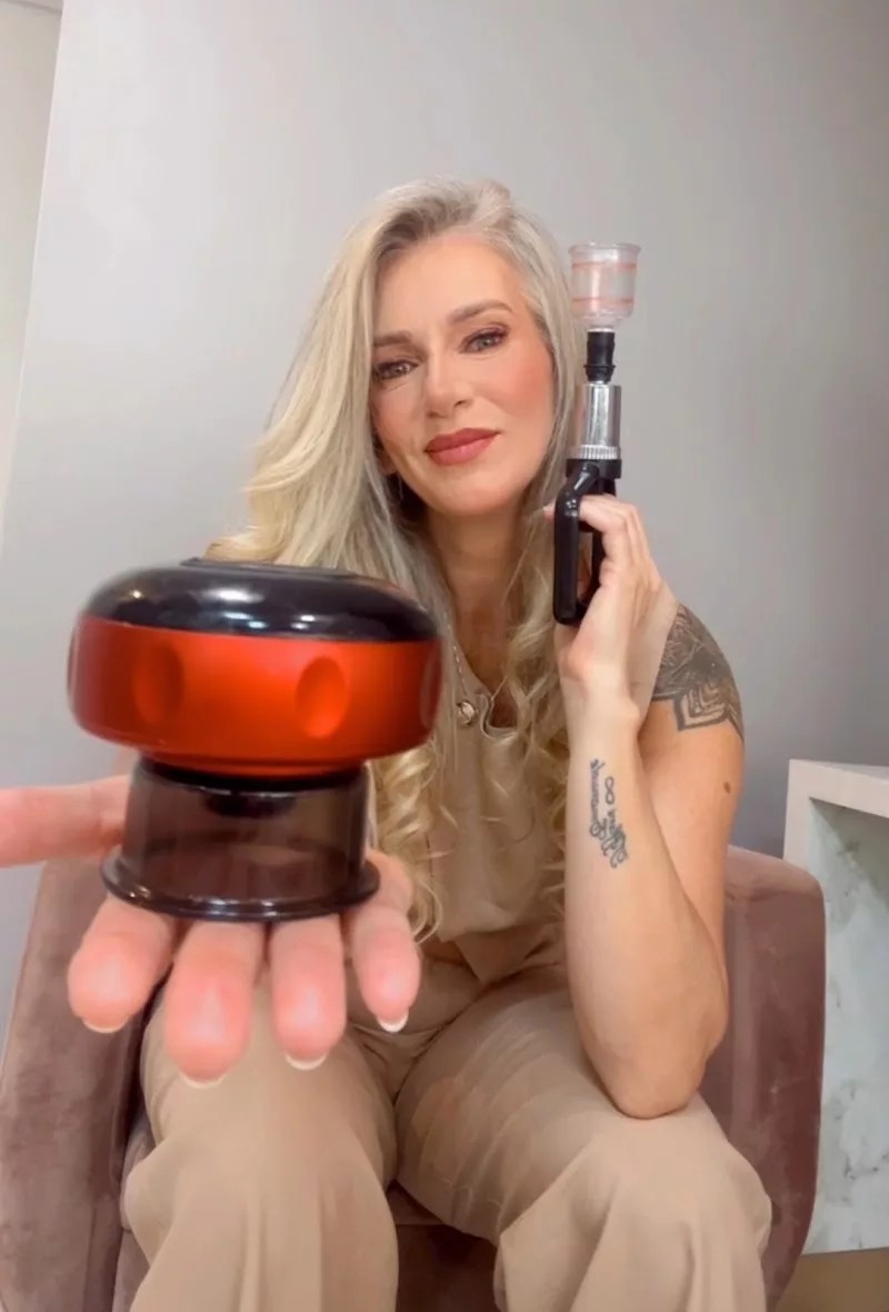 Joy Vargas apresentando um equipamento usado nos atendimentos